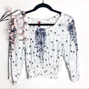 3/$30 H&M Divided White & Blue Ornate Pattern Top